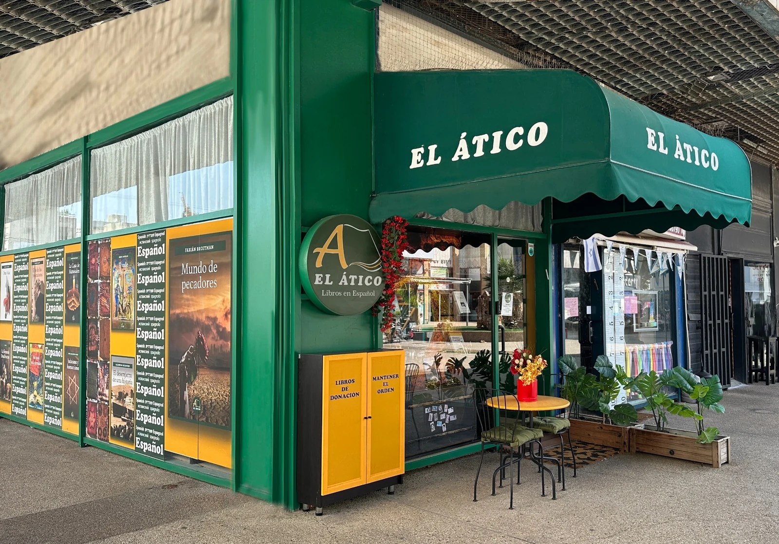 Exterior de la Librería y Editorial El Ático