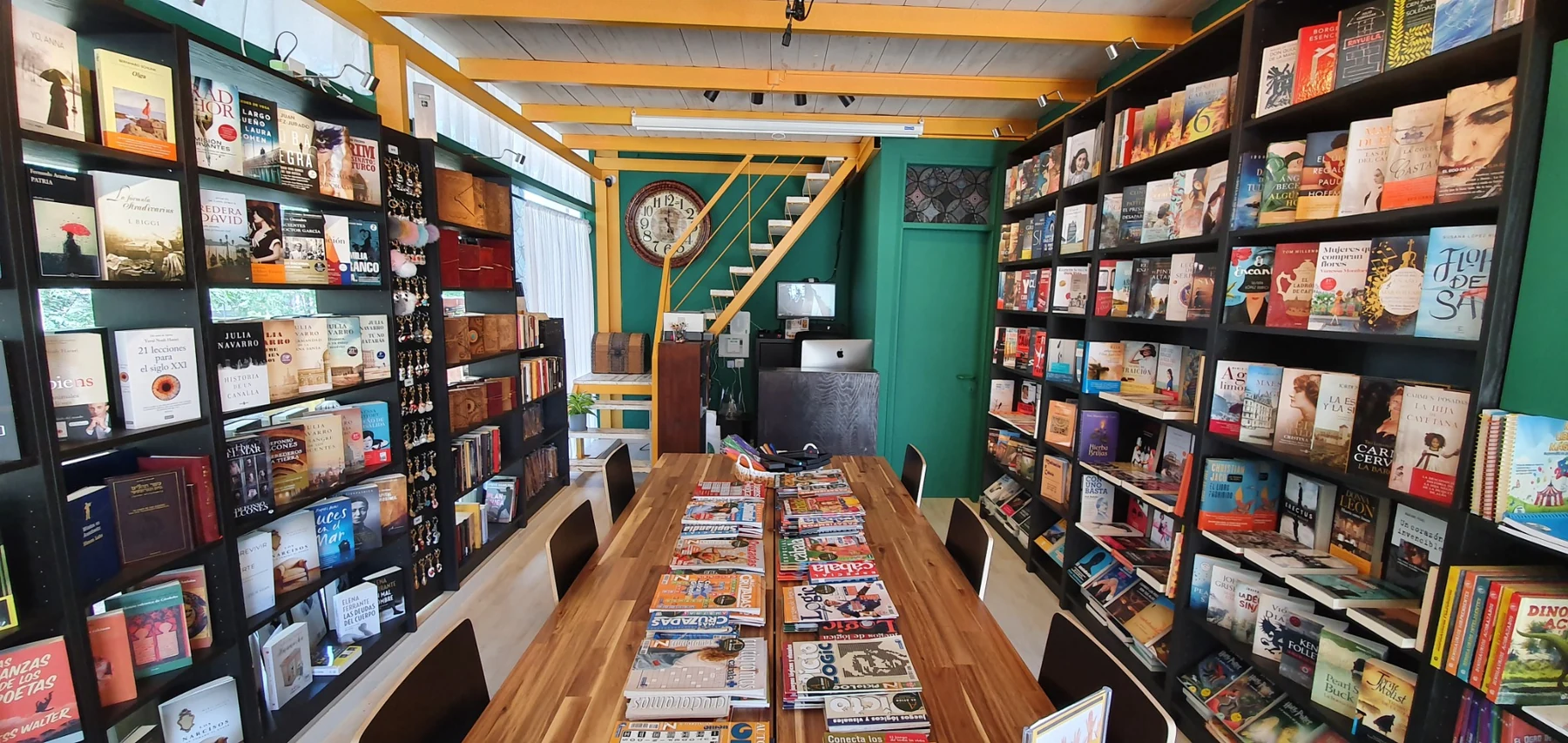 Interior de la Librería y Editorial El Ático, con libros y mesa central